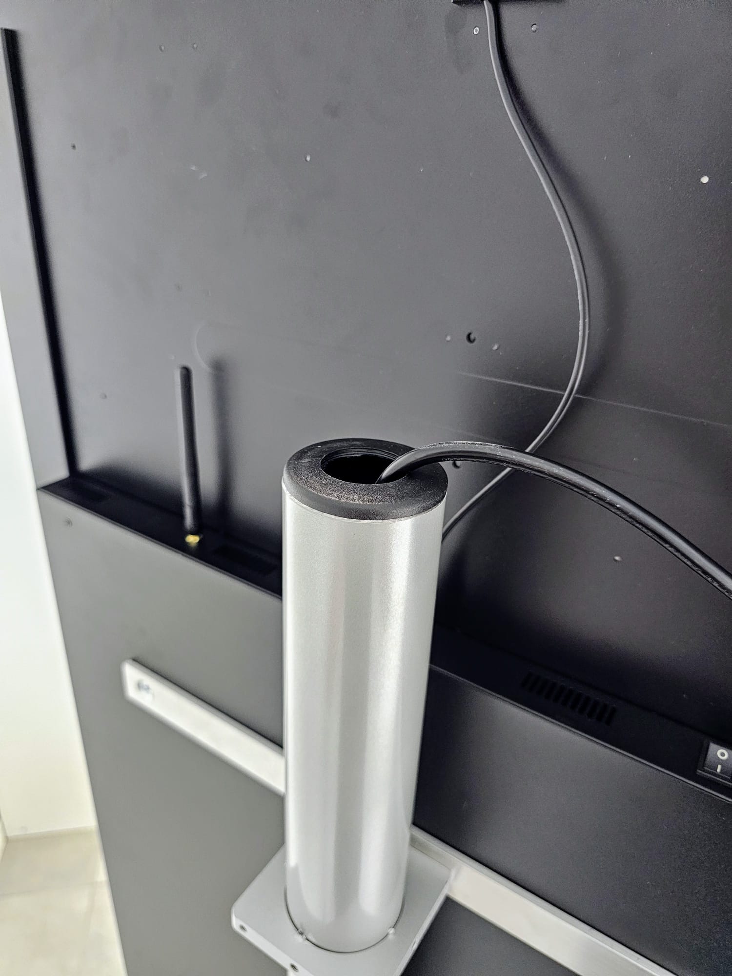 Piedistallo Monitor Vetrina con Base Slim – con Dettagli Professionali - immagine 3