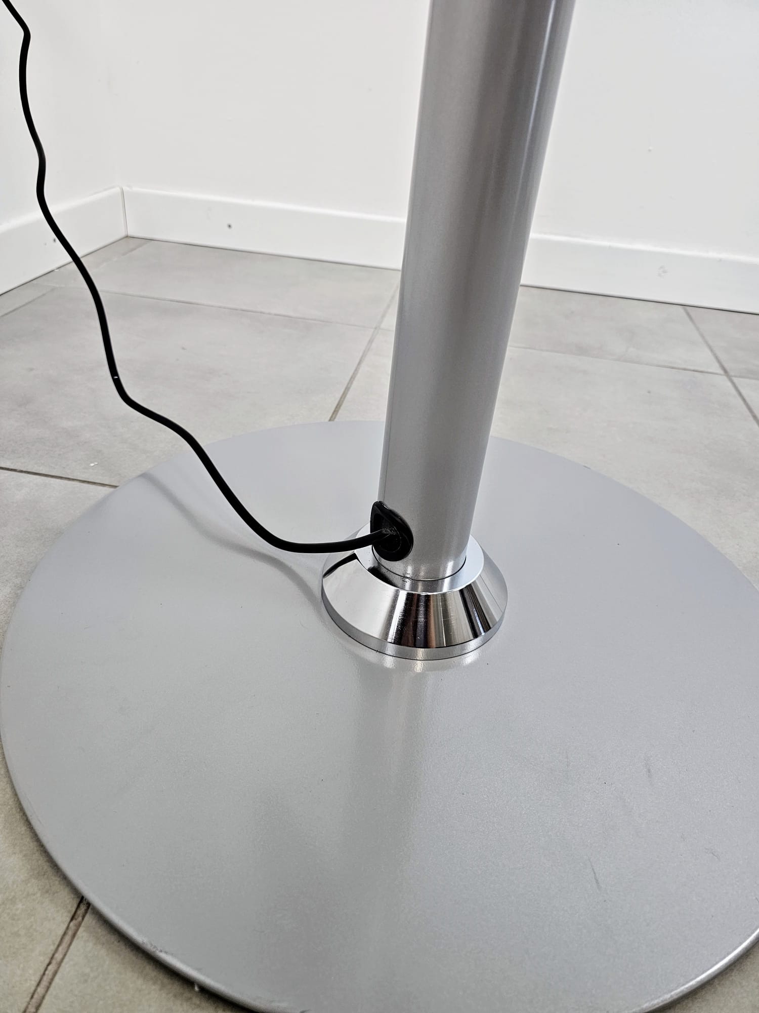 Piedistallo Monitor Vetrina con Base Slim –  con Dettagli Professionali